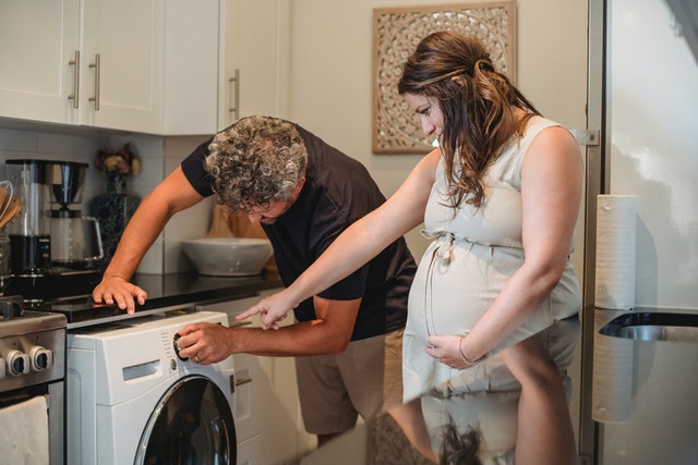 couple fixing samsung washing machine